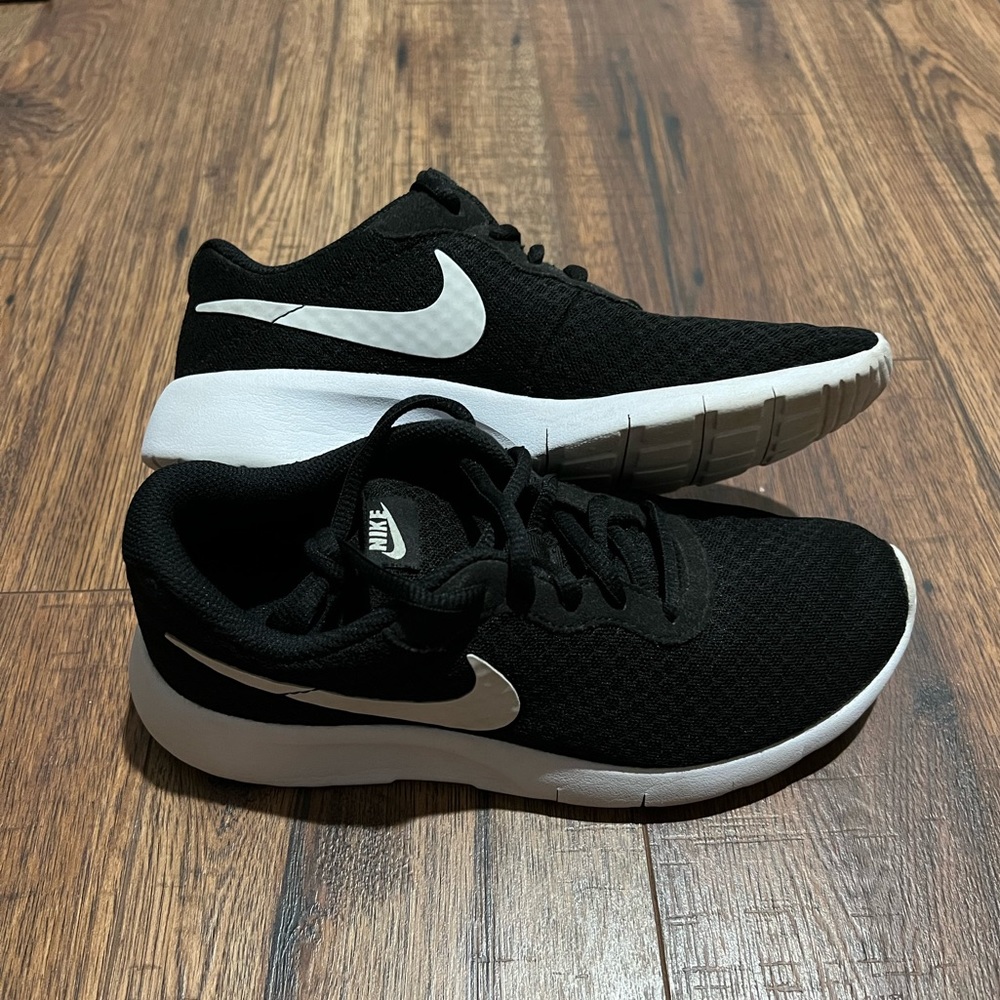 Nike Tanjun shoes 5Y
